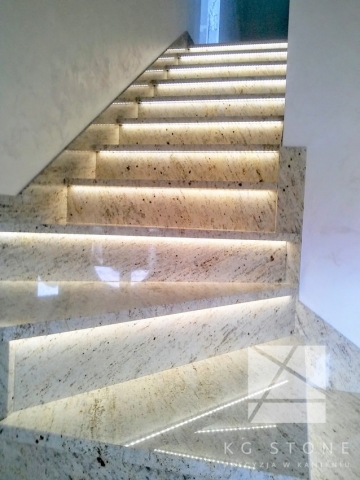 schody wewnętrzne z kamienia