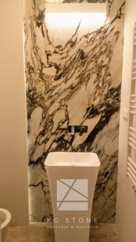 kamienna ścianka w łazience