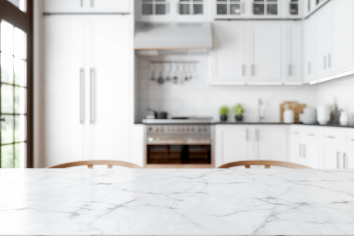 Granit czy marmur – jaki kamień wybrać na blat do kuchni?