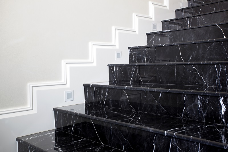 W jakich wnętrzach najlepiej sprawdzą się schody z granitu lub marmuru?