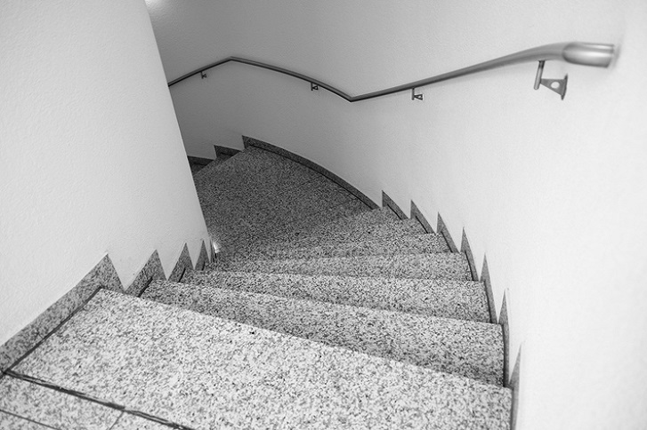 schody ze stopniami granitowymi